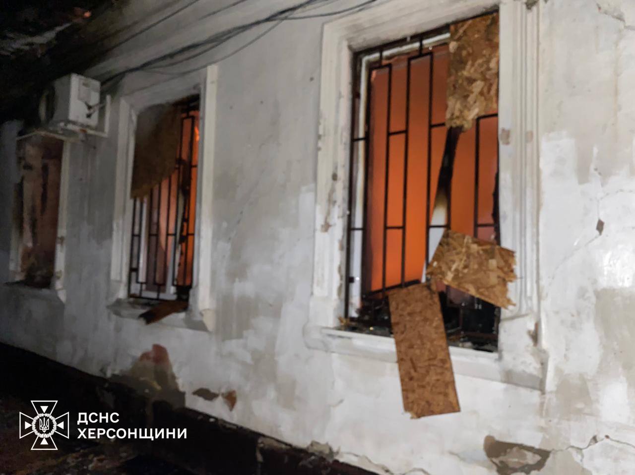 Рятувальники ліквідували пожежу після ворожого обстрілу в Херсоні